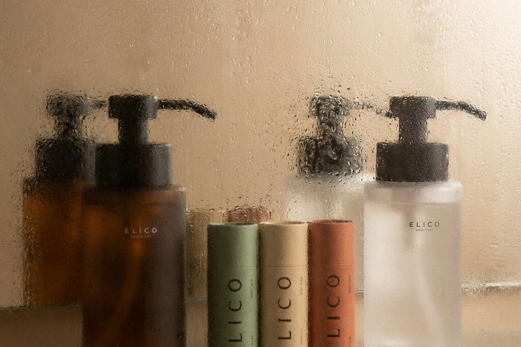 Bärnstensfärgad och frostad dispenser på en glashylla i badrummet