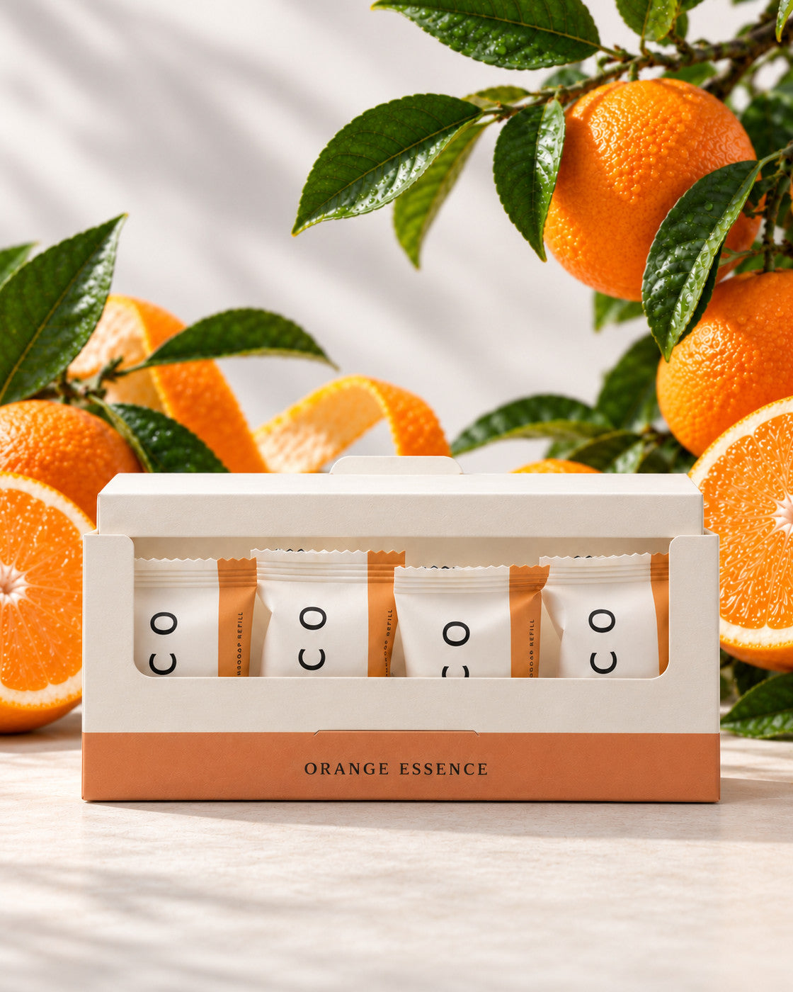 Elico handtvål refills 4-pack Orange Essence, öppen kartong med fyra refills framför apelsiner och blad