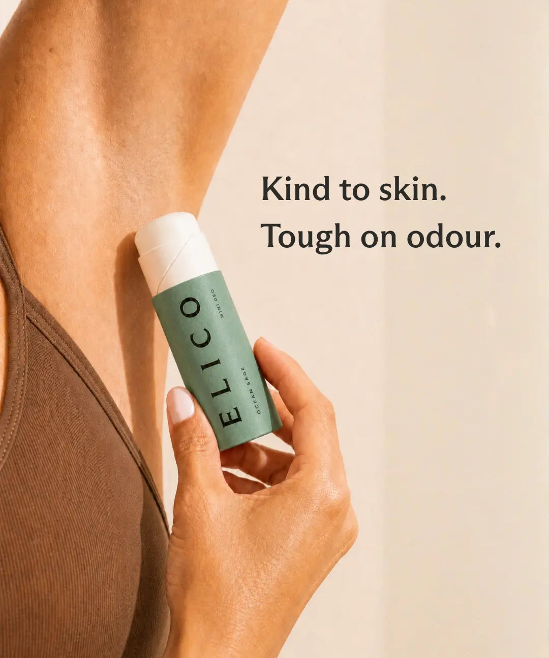 Hand som håller en öppnad Mini Deo Ocean & Sage mot armhålan