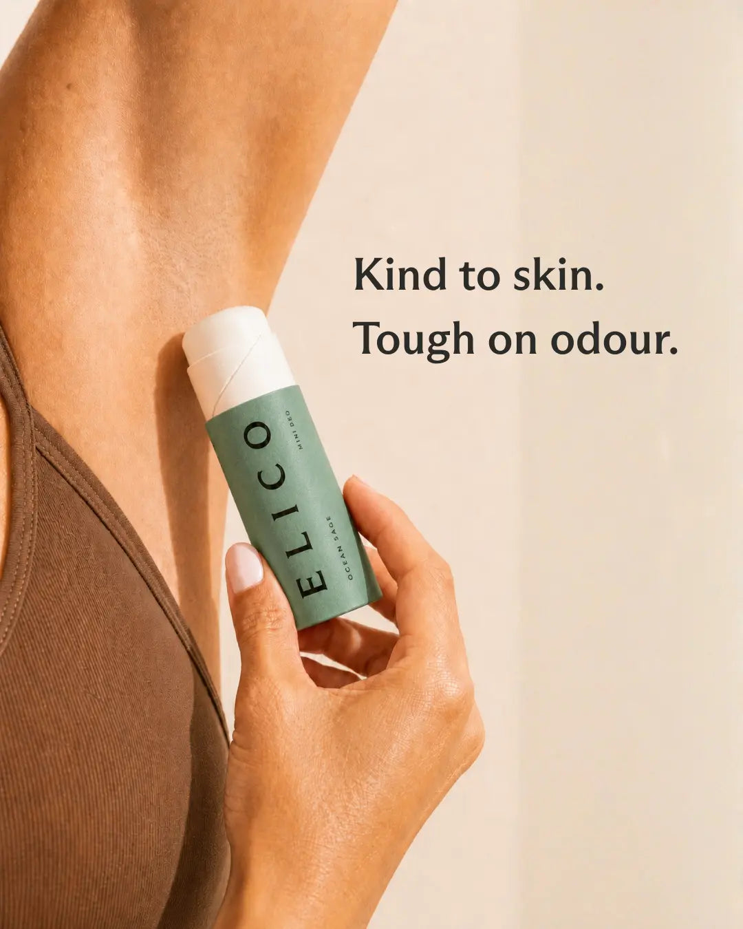 Hand som håller en öppnad Mini Deo Ocean & Sage mot armhålan