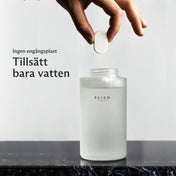 Refilltablett för handtvål från Elico som släpps i en glasdispenser: tillsätt bara vatten, ingen engångsplast